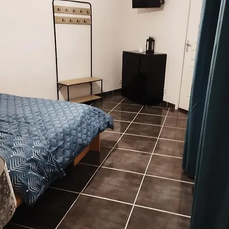 Apartment Avec Cour Plein Centre *
