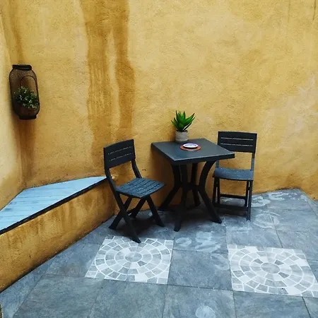 Avec Cour Plein Centre Appartamento *